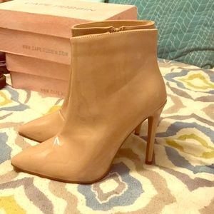 HOT  Woman's tan boots RARE